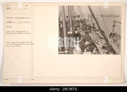 Hommes à bord de U.S.S. Antigne attend le débarquement au port d'embarquement, Newport News, va pendant la première Guerre mondiale. Vue prise depuis le pont supérieur du navire. Photographié par Brot, Nenberg.S.C. le 21 juillet 1919 (RECO 9829-19), symbole A. (série historique, Sumber 56849) aucune autre description ou note fournie. Banque D'Images