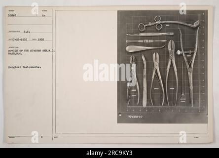 Image représentant une collection d'instruments chirurgicaux utilisés dans le bureau du chirurgien général à Washington D.C. Prise en 1920, cette photographie montre les outils utilisés par les professionnels de la santé pendant la première Guerre mondiale. Photographe : S.C. Banque D'Images