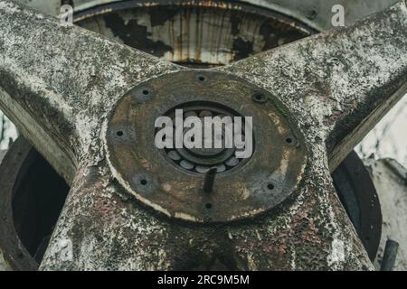 Gros plan d'un vieux meuble de fonte abandonné. Production de fer et d'acier. Machine d'histoire industrielle. Banque D'Images