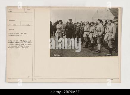 Le roi Albert de Belgique et le général Pétain des forces françaises examinent les officiers commandant les forces franco-belges. Cette photo a été prise en 1918 pour honorer le roi d'un pays ravagé. Banque D'Images