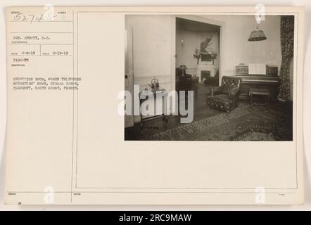 Salle de réception dans la maison des opératrices téléphoniques du corps de signal, Chaumont, haute Marne, France. La photo fait partie d'une collection intitulée « photographies des activités militaires américaines pendant la première Guerre mondiale ». Le photographe, le sergent Abbott, a pris la photo le 19 février 1919. Son numéro de référence est 3194-19. Banque D'Images