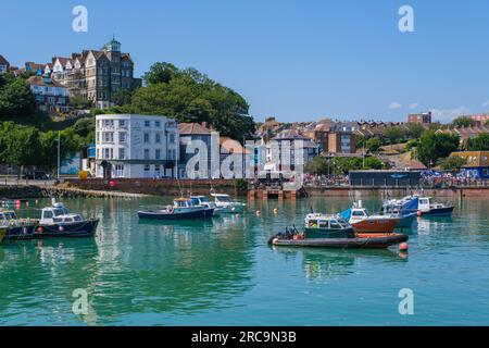 Folkestone, Royaume-Uni - 9 juillet 2023 : bateaux de pêche au port de Folkestone Banque D'Images