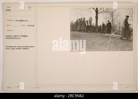 Des porteurs portant le cercueil drapé de drapeau du général Bell lors de ses funérailles à Washington, DC Photo prise le 16 janvier 1919. Banque D'Images