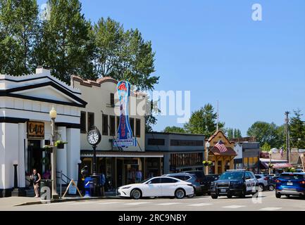 Petite ville américaine avec un véhicule utilitaire Ford police Interceptor conduisant sur la 1st Street Snohomish Washington State USA Banque D'Images