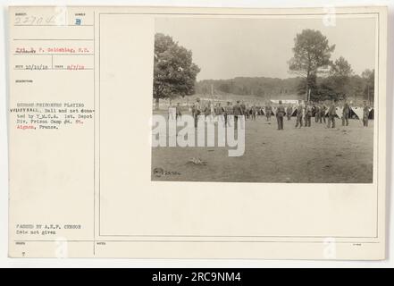 Prisonniers de guerre allemands au Camp #4 à St. Aignon, France, jouant au volleyball avec un ballon et un filet donnés par le YMCA. La photographie a été prise le 7 août 1918 par le soldat P. Goldshlag et a été transmise par le censeur de l'A.E.P. Les informations supplémentaires sur la date et les autres notes ne sont pas disponibles. Banque D'Images