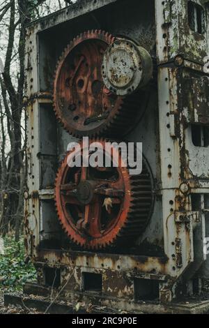 Une vieille machine de travail de tôle défunte dans la forêt. Production de fer et d'acier. Machine d'histoire industrielle. Banque D'Images