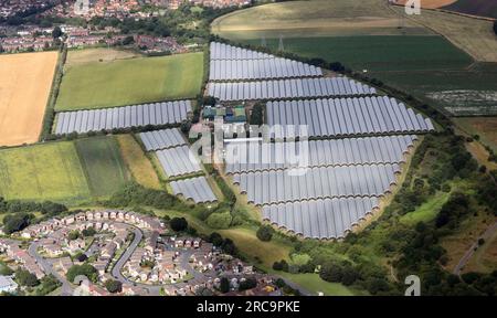 Vue aérienne des polyttunnels à E Oldroyd & Sons Hopefield Farm, où la rhubarbe forcée du Yorkshire est cultivée Banque D'Images