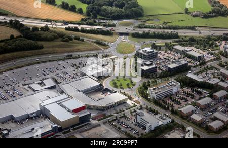 Vue aérienne du centre commercial Springs à Thorpe Park Leeds, sortie 46 de l'autoroute M1, Colton, Leeds Banque D'Images