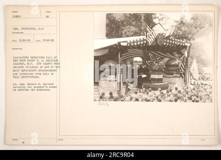 Le lieutenant général Robert E. Bullard, vu sur la photo, entre dans le stand de l'orateur à West point U.S. Académie militaire à New York pour s'adresser aux étudiants pendant leurs exercices de remise des diplômes. 275 cadets ont reçu des diplômes dans l'un des exercices de jour de début les plus impressionnants de l'institution. Le sergent Steiniger a pris la photo le 10 juin 1919 et elle a reçu le symbole RECO 6-30-19. Banque D'Images