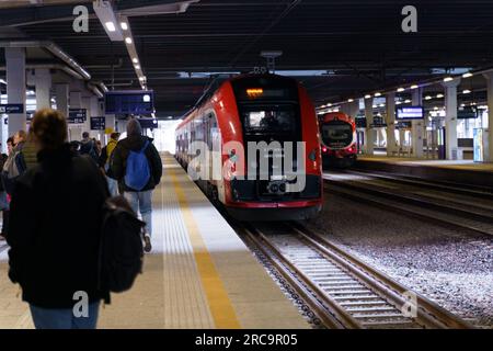 Poznan, Pologne - 19 avril 2023 : gare, les passagers montent à bord du train. Banque D'Images