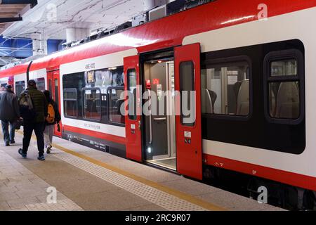 Poznan, Pologne - 19 avril 2023 : gare, le train est arrivé à la plate-forme, les portes sont ouvertes dans la voiture. Banque D'Images