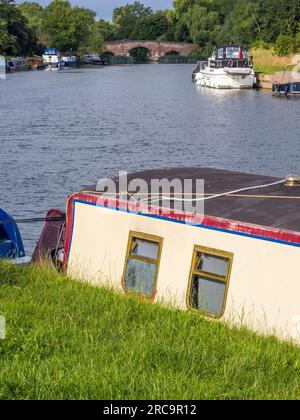 Bateaux sur la rive de la Tamise, Sonning Bridge, Sonning, Reading, Berkshire, Angleterre, Royaume-Uni. Banque D'Images