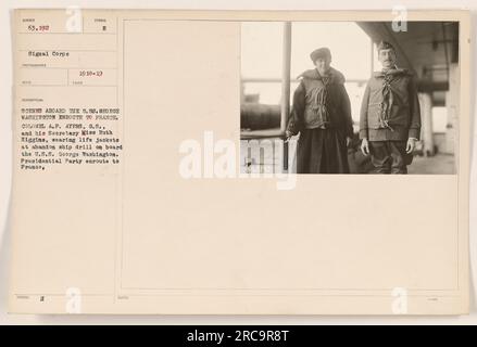 Colonel L.F. Ayers, état-major général, et sa secrétaire, Mlle Ruth Higgins, participent à un exercice d'abandon de navire à bord de l'U.S.S. George Washington lors de leur voyage en France. Cette image représente des scènes à bord du navire alors que le Parti présidentiel, en route vers la Conférence de paix, se prépare à des situations d'urgence potentielles. Banque D'Images