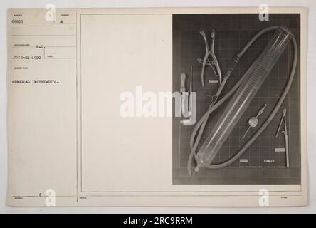 Photographie rapprochée d'instruments chirurgicaux utilisés pendant la première Guerre mondiale. Ces instruments ont été cruciaux pour fournir une aide médicale aux soldats blessés sur les lignes de front. L'image fait partie de la collection 'photographies des activités militaires américaines pendant la première Guerre mondiale.' Banque D'Images