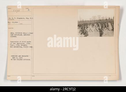 Des soldats du 2nd Battalion, 114th Regiment, 57th Brigade de la 29th Division (Blue & Grey) au camp McClellan à Anniston, en Alabama, sont montrés assemblant et inspectant leurs packs de campagne. Cette photographie a été prise le 13 mars 1918 par le lieutenant H.P. KINGSMORE du corps des signaux. Il a été censuré et publié par la division War College le 14 mars 1918. Banque D'Images