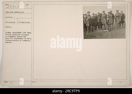 Le sergent Jack Abbott, S.C., photographe, a pris cette photo le 21 novembre 1918. L'image montre un groupe de soldats du détachement de signaux chirurgicaux du 12e régiment d'artillerie de tranchée à Vitrey, Meurthe et Moselle, France. Ils sont équipés d'outils de communication pour transmettre des ordres et des données pour ajuster le tir pendant la bataille.' Banque D'Images