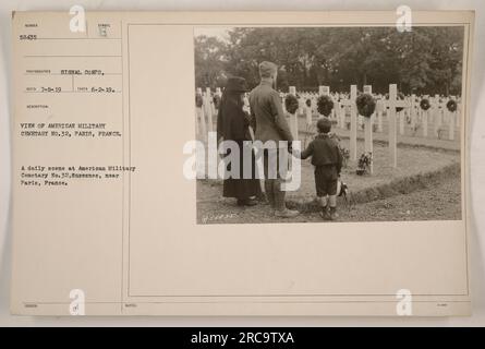 Cimetière militaire américain n° 32 à Suresnes, près de Paris, France. Il s'agit d'une scène quotidienne capturée le 2 juin 1919, montrant des rangées de tombes et des monuments commémoratifs. La photographie, prise par le signal corps, porte le numéro 58435 dans la collection et a été reçue le 8 juillet 1919. Banque D'Images