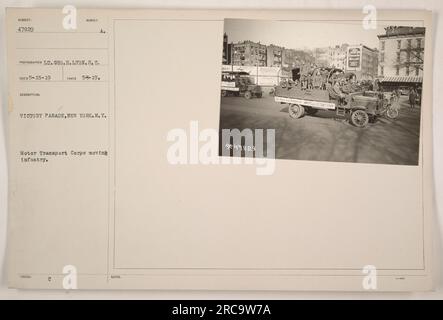 Motor transport corps transporte de l'infanterie lors d'un défilé de la victoire à New York. La photographie a été prise le 15 mai 1919 par le Lieutenant Géo.H.Lyon. L'image montre le mouvement organisé des troupes et des véhicules. Banque D'Images