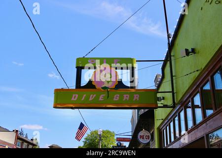 Signe pour le Pie Dive Bar et restaurant et un drapeau américain 1st Street Snohomish Washington State USA Banque D'Images