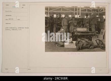 Mécaniciens automobiles fréquentant des cours à la Saunders Trade School à Yonkers, New York pendant la première Guerre mondiale La photo a été prise dans le cadre de la documentation pour le Student Army Training corps (S.A.T.C). Banque D'Images