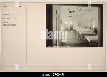 Soldats soignés à l'hôpital Love Field au Texas. La photographie montre une scène de l'hôpital, soulignant l'importance des traitements médicaux pendant la première Guerre mondiale. Banque D'Images