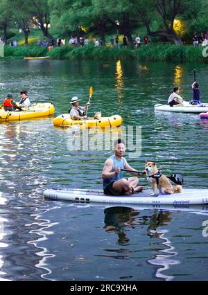 (230713) -- PÉKIN, 13 juillet 2023 (Xinhua) -- les gens aiment le paddleboard sur la rivière Liangma à Pékin, capitale de la Chine, le 17 juin 2023. La Seine, deuxième plus grande rivière de France, serpente au cœur de Paris. S'écoulant d'ouest en est, il divise la ville en deux : la « rive gauche » et la « rive droite ». La rive gauche est définie par une ambiance artistique, ornée de cafés, théâtres et librairies, créant un havre pour le cercle littéraire et un paradis culturel. D'autre part, la rive droite abrite des monuments prestigieux tels que le Louvre, l'ancien palais royal, et le musée Banque D'Images