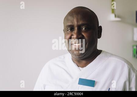 Portrait d'un médecin adulte souriant à l'hôpital Banque D'Images
