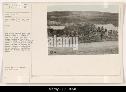 Soldats américains portant des bottes en caoutchouc à la décharge de rationnement du 101e Field signal Battalion en France. La décharge de rations est située près de la Vallée de la mort et est constamment sous le feu d'obus. Les hommes n'ont pas de pigeonniers pour la protection et sont obligés de s'exposer constamment. Prise le 27 octobre 1918. Banque D'Images