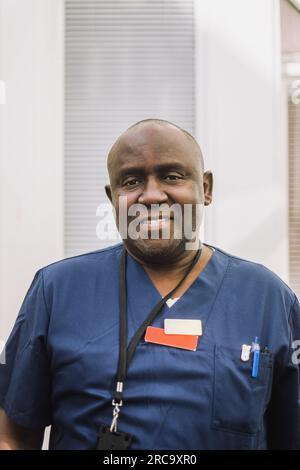 Portrait d'un médecin souriant au centre de santé Banque D'Images