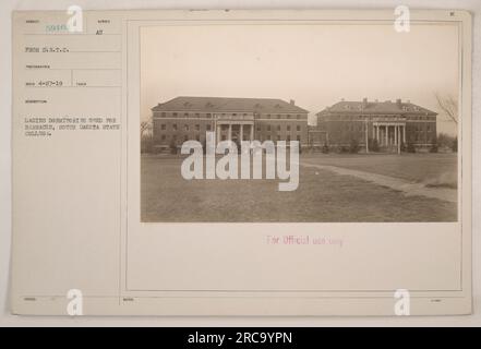 Les dortoirs pour dames du South Dakota State College ont été réutilisés comme casernes pendant la première Guerre mondiale Cette photographie, prise par le photographe RECO le 27 avril 1919, montre la transformation des dortoirs. L'image a reçu le numéro d'identification 'au Ladies dortoirs used for Barracks, South Dakota State College'. Veuillez noter que cette information est à usage officiel seulement et a été documentée le 6 mars. Banque D'Images