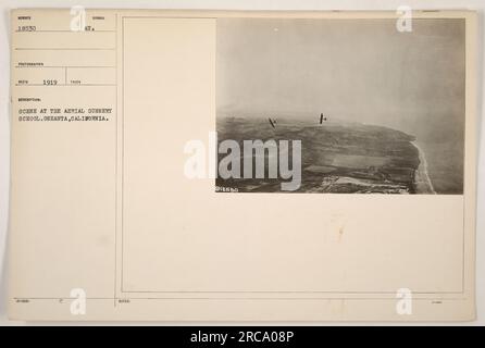 Scène à l'Aerial Gunnery School, Oneanta, Californie. Cette photographie, portant le numéro 18530, a été prise en 1919. L'image montre l'activité à l'école de tir aérien, avec des soldats engagés dans la formation au tir aérien. Elle a été prise par un photographe portant l'identifiant symbolique d'émission au. Des notes supplémentaires le nomment 18550.' Banque D'Images