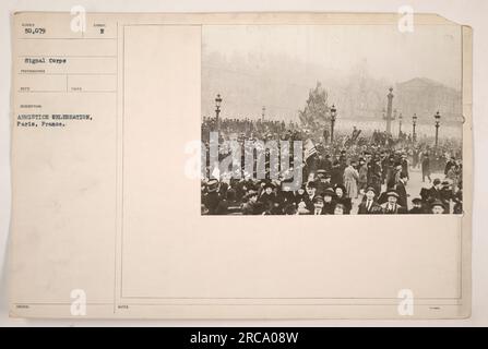 Les foules se rassemblent à Paris pour célébrer l'armistice à la fin de la première Guerre mondiale. La photo, numérotée 50 079 et prise par un photographe de signal corps, capture la joie et le soulagement des gens. L’image, capturée pendant les festivités, symbolise la fin du conflit qui a coûté la vie à des milliers de personnes. Banque D'Images