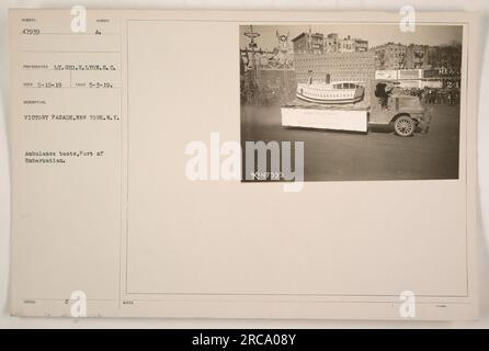 Défilé de la victoire à New York, New York. Ambulanciers alignés au port d'embarquement. La photographie a été prise le 3 mai 1919 par le lieutenant Geo. H. Lyon du signal corps. La légende comprend un numéro de référence (47939) et une note (3-0005). Banque D'Images