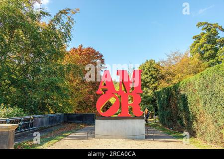 Vue d'installation de la sculpture Amor - jaune rouge de l'artiste américain Robert Indiana, exposée au YSP près de Wakefield, Royaume-Uni. Banque D'Images