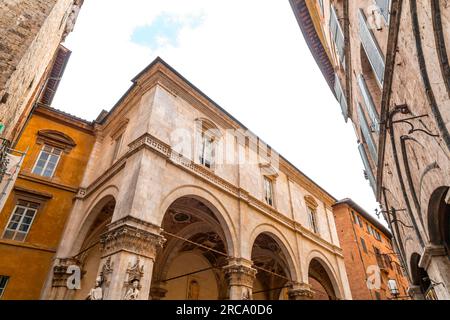 La Loggia della Mercanzia, également appelée dei Mercanti ou di San Paolo, est située à l'arrière de la Piazza del Campo à Sienne, en Italie. Banque D'Images