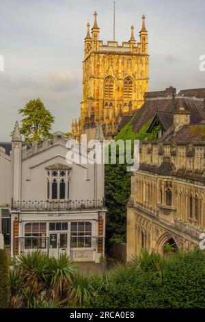 Grande église du prieuré de Malvern au coucher du soleil Banque D'Images