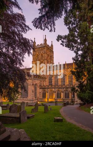 Grande église du prieuré de Malvern au coucher du soleil Banque D'Images