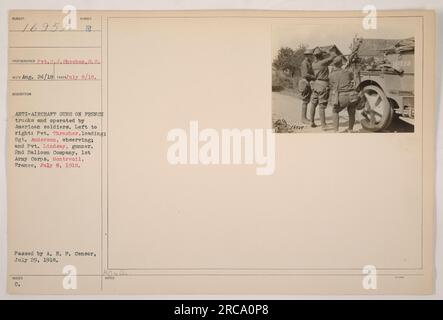 Soldats américains utilisant des canons antiaériens sur des camions français. De gauche à droite : chargement du VP Thrasher, Sgt Anderson observant, et le VP Lindsay comme tireur. Photo prise le 8 juillet 1918, à Montreuil, France, par Pyt.D. J. Sheehan, S.C. Il a été approuvé par le censeur de l'AEF le 29 juillet 1918. Banque D'Images