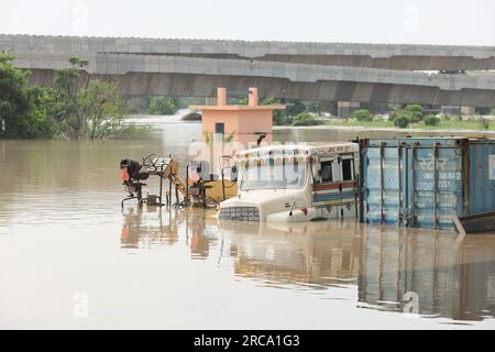 New Delhi, Inde. 13 juillet 2023. Véhicules submergés dans la rivière Yamuna inondée à New Delhi, Inde, jeudi 13 juillet 2023. Les zones résidentielles proches de la rivière ont été inondées, submergeant les routes, les voitures et les maisons, conduisant à l'évacuation de milliers de personnes des zones basses de la capitale du pays. Photo Anshuman Akash/ABACAPRESS.COM crédit : Abaca Press/Alamy Live News Banque D'Images