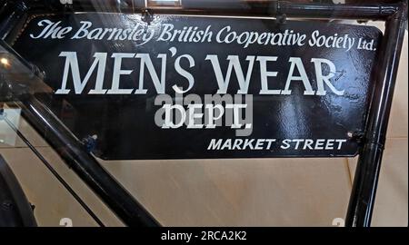 The Barnsley British Co-operative Society Ltd - Mens Wear Dept, Market Street Banque D'Images