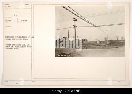 Cette photographie montre une vue d'installations téléphoniques au Camp Dodge à des Moines, Iowa. L'image représente le coin de l'avenue des Moines et de la rue Depot, où des câbles se croisent. Elle a été prise le 1 février 1919 et porte le numéro 43144 dans la collection. Banque D'Images