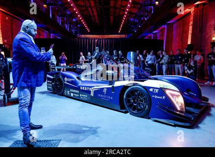 VEGHEL - la nouvelle voiture de course électrique des étudiants de l'Université de technologie d'Eindhoven, qui se recharge presque aussi rapidement que la durée d'un ravitaillement. L'équipe étudiante InMotion testera la voiture sur la piste dans un avenir proche et souhaite finalement participer aux 24 heures du Mans. ANP ROBIN VAN LONKHUIJSEN pays-bas Out - belgique Out Banque D'Images