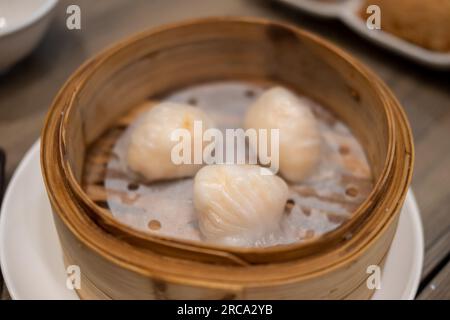 Har gow, une boulette cantonaise traditionnelle servait de dim sum. Cuisine chinoise Banque D'Images