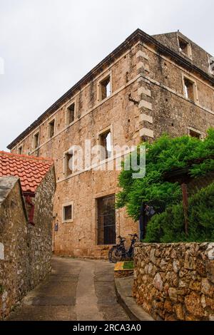 'Maison dans une maison', ou Kuca U Kuci, bol, Brac, Croatie. C'est la maison extérieure. Au 19e siècle, une nouvelle maison a été construite autour d'une maison existante Banque D'Images