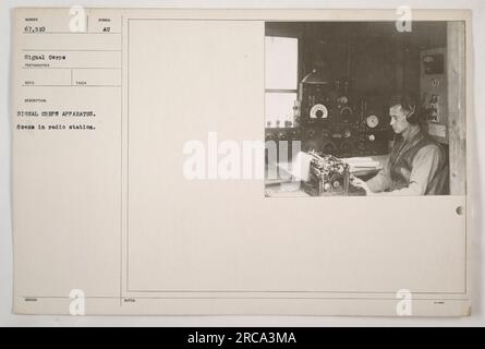 Une photographie capturant une scène intérieure de la station de radio NUMÉRO 67 510 exploitée par le signal corps pendant la première Guerre mondiale. L'image montre divers appareils de corps de signaux utilisés pour la communication. La photo a été prise par un photographe de signal corps. Il est identifié par le SYMBOLE ÉMIS au et peut être trouvé dans les archives du signal corps avec la description OL7510 3. Banque D'Images