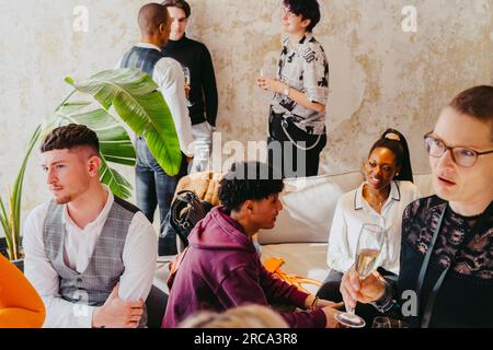 Collègues d'affaires multiraciaux discutant pendant l'événement Banque D'Images