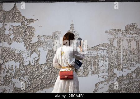 12 juillet 2023, Paris, France : une femme voit une œuvre de Vhils, ''substrat - Scratch the surface Project'' au siège de l'UNESCO. L'artiste portugais Alexandre Farto, dit Vhils, a inauguré son œuvre ''substrat - Scratch the surface Project'' au siège de l'UNESCO à Paris. L’artiste, le Premier ministre portugais AntÃ³nio Costa et la Directrice générale de l’UNESCO Audrey Azoulay ont assisté à la cérémonie. L'œuvre rend hommage à Ellen Wilkinson, Présidente de la Conférence inaugurale de l'UNESCO. (Image de crédit : © Telmo Pinto/SOPA Images via ZUMA Press Wire) À USAGE ÉDITORIAL UNIQUEMENT Banque D'Images