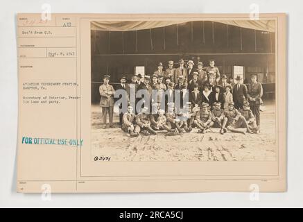 Le secrétaire à l'intérieur, Franklin Lane et son groupe visitent Aviation Experiment Station à Hampton, en Virginie. Cette photographie a été prise le 8 septembre 1917. Il porte le numéro d'identification 3421 et a été délivré pour usage officiel seulement. Les détails sur le photographe et la description de l'image sont manquants. Banque D'Images