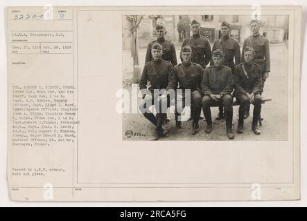 Le colonel August C. Nisson, commandant du 333e régiment d'infanterie de la 84e division, est photographié avec son état-major à St. Astier, Dordogne, France. La rangée arrière comprend le capitaine E.P. Hunter (officier d'approvisionnement), Capitaine Lloyd D. Ward (officier du renseignement), aumônier John A. Ellis et aumônier Henry P. Milet. Dans la première rangée se trouvent le capitaine Howard J. Thomas (adjudant du personnel), capitaine Chas. O. Lewis (adjudant) et Major Edward S. Ward (médecin). La photo a été prise par le lieutenant H.A. Strohmeyer et passé par le censeur de l'A.E.F. bien que la date exacte soit inconnue. Banque D'Images