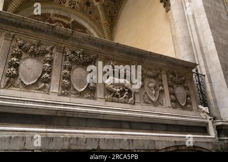 Sienne, Italie - APR 7, 2022: La sculpture du loup de Capitoline représentant une scène de la légende de la fondation de Rome. Banque D'Images